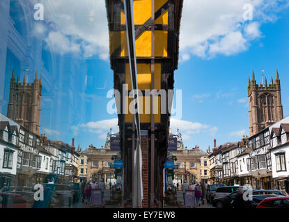 Ein Spiegelbild der Broad Street und St. Laurence Church in Ludlow, Shropshire. Stockfoto
