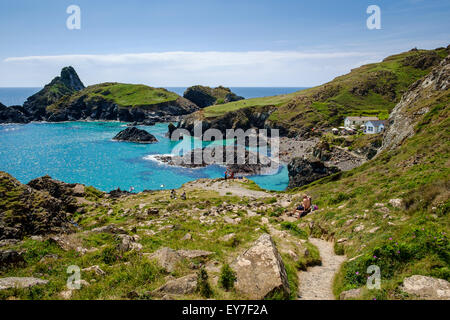 Weg hinunter Kynance Cove Strand, Halbinsel Lizard, Cornwall, England, UK im Sommer Stockfoto