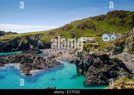 Cafe und Strand an der berühmten Kynance Cove, Lizard Halbinsel, Cornwall, England, UK Stockfoto