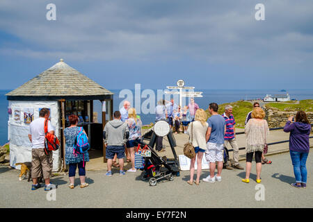 Land's End, UK-Touristen in erinnerungsfotos an der berühmten Zeichen bei Lands End, Cornwall, England, Großbritannien Stockfoto