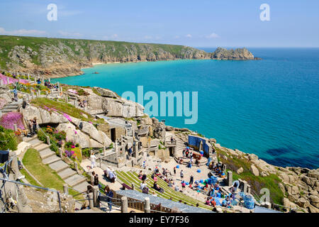 Cornwall - mit Blick auf das Minack Theatre Meer bei Porthcurno, Cornwall, UK - Leute zuschauen einer Aufführung im Sommer Stockfoto