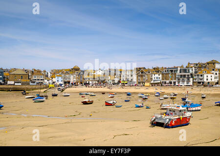 Strand und Hafen mit Fischerbooten bei Ebbe in St Ives, Cornwall, England, im Sommer Stockfoto