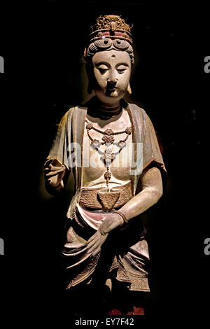 Aus dem 10. Und 11. Jahrhundert stammende polychrome Holzstatue einer stehenden Bodhisattva aus der Song-Dynastie, ausgestellt im Shanghai Museum in China. Stockfoto