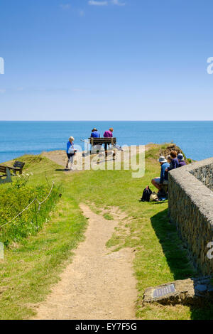 Touristen, Blick auf das Meer bei Cadgwith, Lizard Halbinsel, Cornwall, England, UK Stockfoto