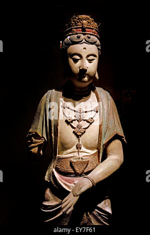 Aus dem 10. Und 11. Jahrhundert stammende polychrome Holzstatue einer stehenden Bodhisattva aus der Song-Dynastie, ausgestellt im Shanghai Museum in China. Stockfoto