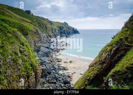 Der Strand in einer versteckten Bucht bei Housel Bay, Cornwall, Lizard Halbinsel, England, UK Stockfoto