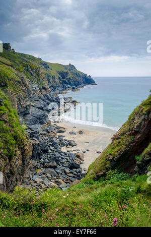 Der Strand in einer versteckten Bucht bei Housel Bay, Cornwall, Lizard Halbinsel, England, UK auf dem South West Coast Path Stockfoto