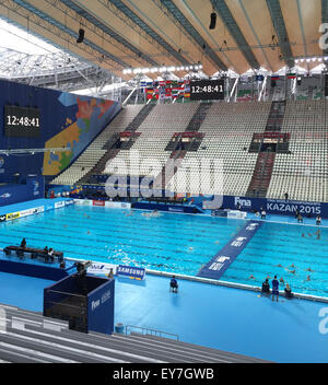 Kazan, Russland. 23. Juli 2015. Blick auf den Pool in der Arena in Kazan, Russland, 23. Juli 2015. Die Wettbewerbe im Haupt- und synchronisierte schwimmen statt zum ersten Mal in einem umgebauten Fußballstadion. Die neu erstellte Weltcup-Arena für 2018 bietet Platz für bis zu 12.000 Zuschauer. Foto: Marc Zeilhofer/Dpa/Alamy Live News Stockfoto