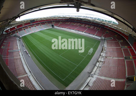 Stuttgart, Deutschland. 22. Juli 2015. Deutsche Bundesliga-Club VfB Stuttgart Boden, der Mercedes-Benz Arena in Stuttgart, Deutschland, 22. Juli 2015. (Aufgenommen mit einem Fish-Eye-Objektiv). Foto: MARIJAN MURAT/DPA/Alamy Live-Nachrichten Stockfoto