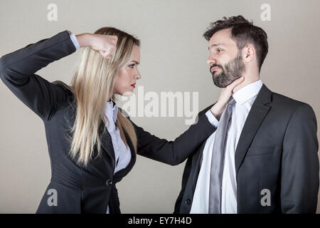 Business-Frau erwürgt einen Business-Mann Stockfoto