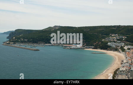 Sesimbra, wissen sowie feine Sand, türkisfarbenes Wasser und eine maurische Burg hoch über dem Zentrum geschleudert, das ehemalige Fischerdorf bietet ausgezeichnete Meeresfrüchte in der Waterfront-Restaurants. Stockfoto