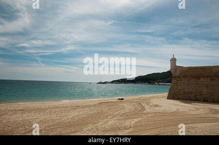 Sesimbra, wissen sowie feine Sand, türkisfarbenes Wasser und eine maurische Burg hoch über dem Zentrum geschleudert, das ehemalige Fischerdorf bietet ausgezeichnete Meeresfrüchte in der Waterfront-Restaurants. Stockfoto