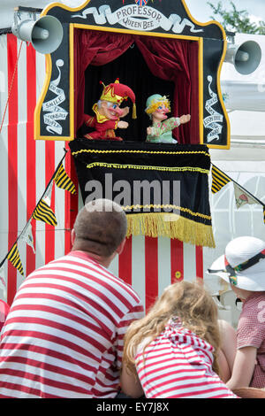 Leute zu beobachten, einen Durchschlag und Judy Show an der Themse traditionellen Boat Festival, Fawley Wiesen, Henley On Thames, Oxfordshire, England Stockfoto