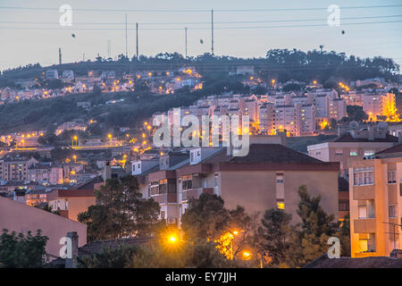 Romantische Straße Lissabon mit dem typischen Altbauten und Neubauten Stockfoto