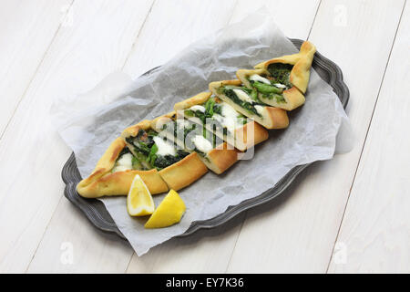 hausgemachte Spinat Pide, traditionelle türkische pizza Stockfoto