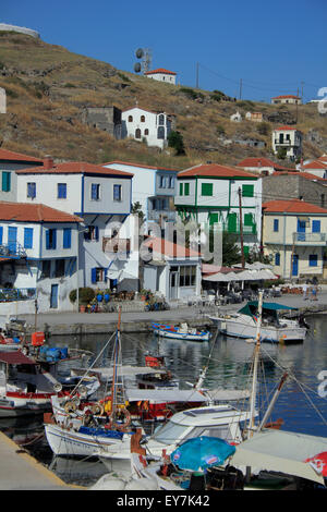 Malerische Aussicht auf Agios oder Aghios Efstratios Inseln Siedlungs- und verankerte Boote auf der Anklagebank. Lesbos Präfektur, GR Stockfoto