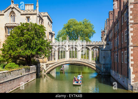 Stechkahn fahren unter der Brücke der Seufzer St. Johns College in Cambridge Universität Cambridge Cambridgeshire England UK GB EU Europa Stockfoto