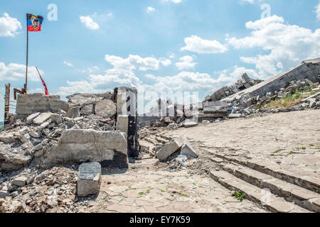 Während der Juli kämpfen Gedenkanlage an der Oberseite der Saur-Graves (wie eine Folge der Angriffe im August 2014 war beschädigt Stockfoto