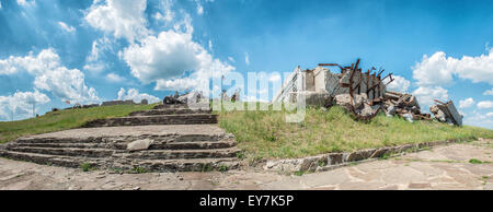 Beschädigt während der Juli kämpfen Gedenkanlage an der Oberseite der Saur-Graves (wie eine Folge der Angriffe im August 2014 kompl. Stockfoto