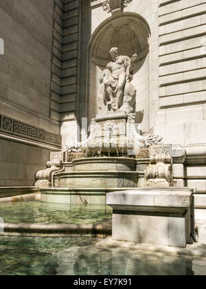 Wahrheit aus Marmor Figur und Brunnen, Stephen A. Schwarzman Building NYPL, NYC Stockfoto