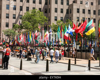 Fahnen im Rockefeller Center Plaza, New York Stockfoto