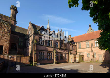 Der Rückseite der Barclays Bank von Abbey Square betrachtet und angrenzend an Chester Cathedral Stockfoto