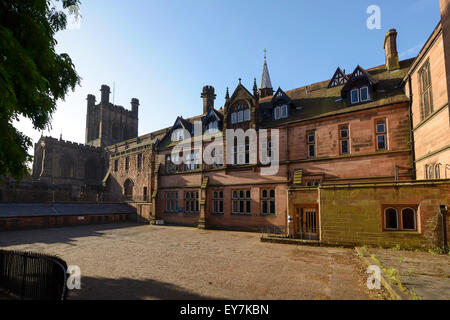 Der Rückseite der Barclays Bank von Abbey Square betrachtet und angrenzend an Chester Cathedral Stockfoto