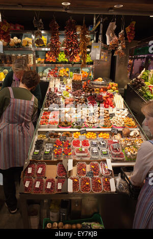 Stall mit Früchten und Champignons in La Boqueria Markt in Barcelona, Katalonien, Spanien Stockfoto