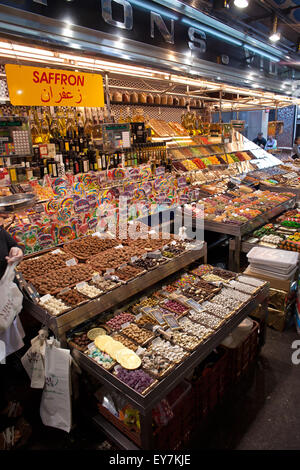 Stall mit getrockneten Früchten, Nüssen, Süßigkeiten und Alkohol in La Boqueria Markt in Barcelona, Katalonien, Spanien Stockfoto