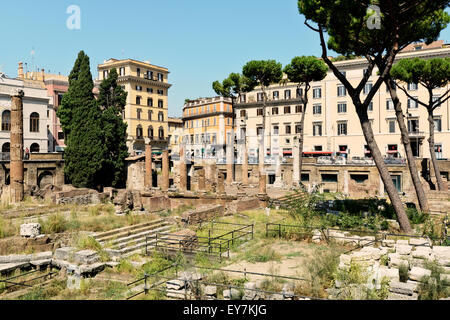 Largo di Torre Argentina ist ein wichtiger Ort in Rom, nur wenige Ruinen von Tempeln gibt es nach dem letzten Angriff. Stockfoto