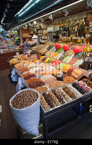 Stall mit getrockneten Früchten, Nüssen, Süßigkeiten und Alkohole in La Boqueria Markt in Barcelona, Katalonien, Spanien Stockfoto