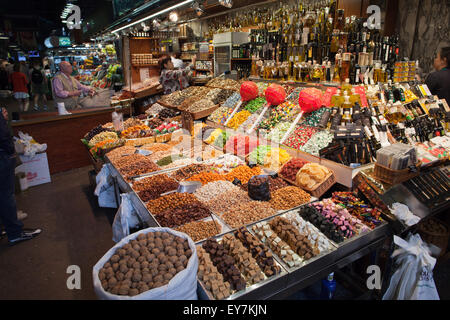 Stall mit getrockneten Früchten, Nüssen, Süßigkeiten und Alkohole in La Boqueria Markt in Barcelona, Katalonien, Spanien Stockfoto