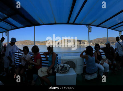 Touristischen Silhouetten im Schatten der Aiolis verlieren Linie Fähre, Ankunft am Agios Efstratios Insel Lesbos Präfektur, GR Stockfoto