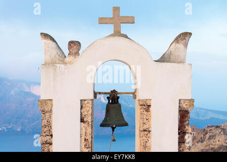 Ein kleiner Glockenturm gesehen in Oia, Santorin Stockfoto