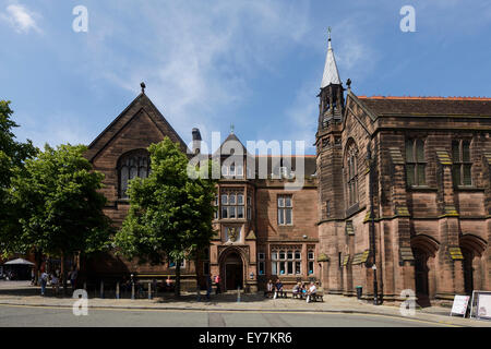 Barclays Bank und Chester Cathedral an der St Werburgh Street im Stadtzentrum von Chester UK Stockfoto