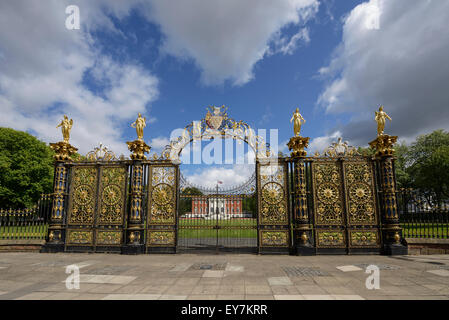 Das goldene Tor außerhalb Rathaus Warrington Cheshire UK Stockfoto