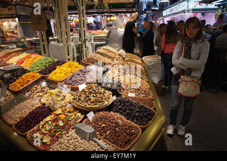 Stall mit Nüssen und getrockneten Früchten in La Boqueria Markt in Barcelona, Katalonien, Spanien Stockfoto