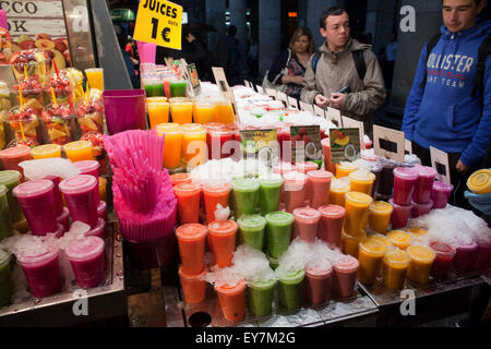 Frisch gepresste Fruchtsäfte in Tassen in La Boqueria Markt in Barcelona, Katalonien, Spanien Stockfoto