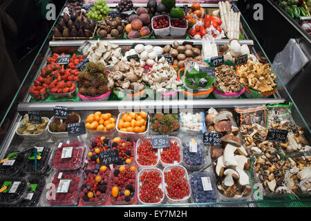 Früchte und Pilze in La Boqueria Markt in Barcelona, Katalonien, Spanien Stockfoto