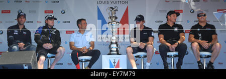 Southsea, Hampshire Donnerstag, 23. Juli 2015. Rennyachten angekommen aus Southsea Common für die America Cup World Series. Die Skipper-Pressekonferenz im Pressezentrum beim Americas Cup Oracle Team USA Skipper: Jimmy Spithill Artemis Racing Skipper: Nathan Outteridge, BAR – Ben Ainslie Racing Skipper/Steuermann: Sir Ben Ainslie Softbank Team Japan Skipper: Dean Barker Groupama Team Frankreich Skipper / Steuermann: Franck Cammas, Emirates Team New Zealand Skipper: Peter Burling. Bildnachweis: Uknip / Alamy Live News Stockfoto