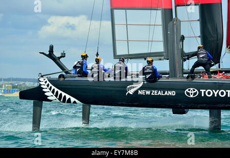 Louis Vuitton America Cup World Series Portsmouth. Portsmouth, Hampshire, UK - 23. Juli 2015 Louis Vuitton America Cup World Series Portsmouth. Die Parade der Segelschiffe und Praxis racing fand heute aus Southsea Common an den Anfang der Louis Vuitton America Cup World Series Portsmouth. Sechs Mannschaften konkurrieren wird Land Rover BAR unter der Leitung von Sir Ben Ainslie, Oracle Team USA, Artemis Racing aus Schweden, Emirates Team New Zealand, SoftBank Team Japan und Groupama Team Frankreich alle Segeln der "fliegenden" AC45f. Bildnachweis: Wendy Johnson/Alamy Live-Nachrichten Stockfoto