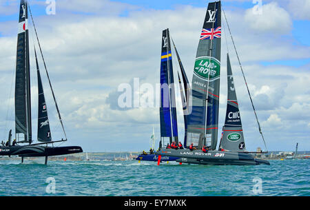 Louis Vuitton America Cup World Series Portsmouth, Hampshire, UK - 23. Juli 2015 Louis Vuitton America Cup World Series Portsmouth. Die Parade der Segelschiffe und Praxis racing fand heute aus Southsea Common an den Anfang der Louis Vuitton America Cup World Series Portsmouth. Sechs Mannschaften konkurrieren wird Land Rover BAR unter der Leitung von Sir Ben Ainslie, Oracle Team USA, Artemis Racing aus Schweden, Emirates Team New Zealand, SoftBank Team Japan und Groupama Team Frankreich alle Segeln der "fliegenden" AC45f. Bildnachweis: Wendy Johnson/Alamy Live News (Fotograf Medien akkreditiert für dieses Ereignis) Stockfoto