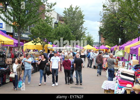 Effingham Straße Rotherham Stadtmitte am Markttag, Rotherham, South Yorkshire England UK Stockfoto