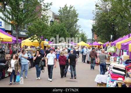 Effingham Straße Rotherham Stadtmitte am Markttag, Rotherham, South Yorkshire England UK Stockfoto