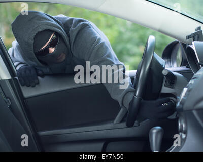 Einbrecher tragen Maske Sturmhaube, Auto-Einbruch Stockfoto