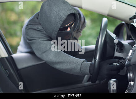 Einbrecher tragen Maske Sturmhaube, Auto-Einbruch Stockfoto