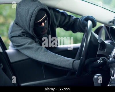 Einbrecher tragen Maske Sturmhaube, Auto-Einbruch Stockfoto