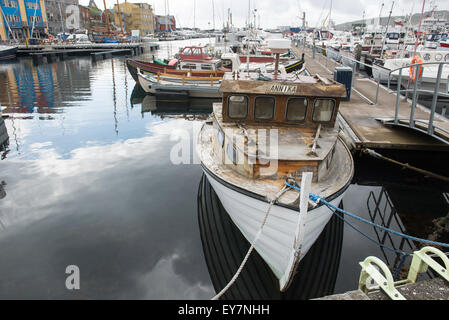 Kleines Boot mit dem Namen Annika in den Hafen von Torshavn auf den Färöer Inseln Stockfoto