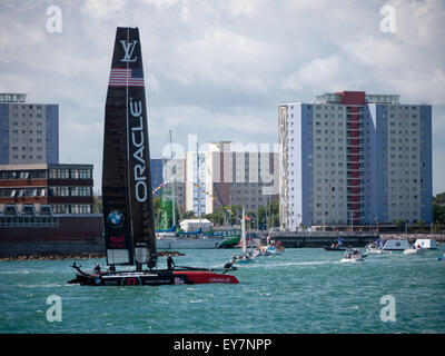 Portsmouth, England, 23. Juli 2015. oracle Team usa in Portsmouth Harbour nach dem ersten Training des Americas Cup World Series in den Solent. den Americas Cup World Series in Portsmouth zwischen dem 23. Juli und dem 26. Juli 2015 Credit: Simon evans/alamy leben Nachrichten Stockfoto