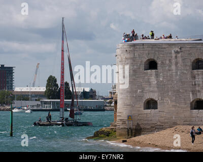 Portsmouth, England, 23. Juli 2015. Emirates Team New Zealand Pässe in der Nähe der Runde Turm im Hafen von Portsmouth, nach dem ersten Training der Americas Cup World Series in den Solent. Americas Cup World Series findet in Portsmouth zwischen 23 Juli und 26. Juli 2015 Credit: Simon Evans/Alamy Live News Stockfoto